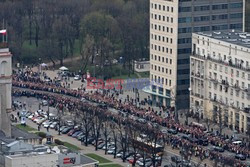 Uroczystości na lotnisku i przejazd konduktu z ciałem Prezydenta