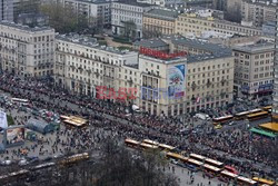 Uroczystości na lotnisku i przejazd konduktu z ciałem Prezydenta