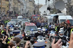 Uroczystości na lotnisku i przejazd konduktu z ciałem Prezydenta