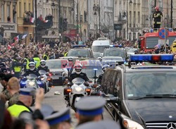 Uroczystości na lotnisku i przejazd konduktu z ciałem Prezydenta