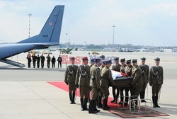 Uroczystości na lotnisku i przejazd konduktu z ciałem Prezydenta