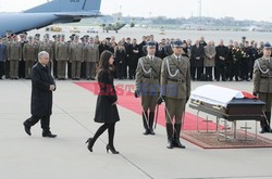 Uroczystości na lotnisku i przejazd konduktu z ciałem Prezydenta