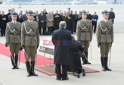 Uroczystości na lotnisku i przejazd konduktu z ciałem Prezydenta