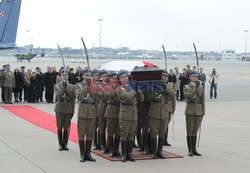 Uroczystości na lotnisku i przejazd konduktu z ciałem Prezydenta