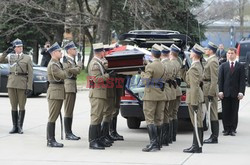 Uroczystości na lotnisku i przejazd konduktu z ciałem Prezydenta