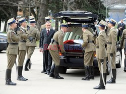 Uroczystości na lotnisku i przejazd konduktu z ciałem Prezydenta