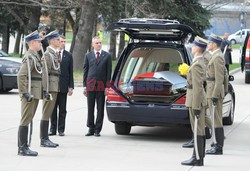 Uroczystości na lotnisku i przejazd konduktu z ciałem Prezydenta