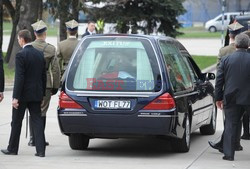 Uroczystości na lotnisku i przejazd konduktu z ciałem Prezydenta