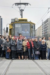 Uroczystości na lotnisku i przejazd konduktu z ciałem Prezydenta