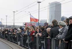 Uroczystości na lotnisku i przejazd konduktu z ciałem Prezydenta