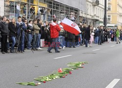 Uroczystości na lotnisku i przejazd konduktu z ciałem Prezydenta