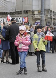 Uroczystości na lotnisku i przejazd konduktu z ciałem Prezydenta