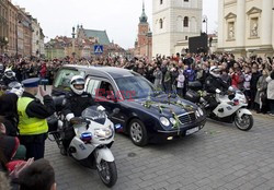 Uroczystości na lotnisku i przejazd konduktu z ciałem Prezydenta