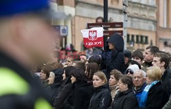 Uroczystości na lotnisku i przejazd konduktu z ciałem Prezydenta