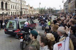 Uroczystości na lotnisku i przejazd konduktu z ciałem Prezydenta