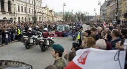 Uroczystości na lotnisku i przejazd konduktu z ciałem Prezydenta