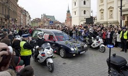 Uroczystości na lotnisku i przejazd konduktu z ciałem Prezydenta