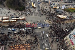 Uroczystości na lotnisku i przejazd konduktu z ciałem Prezydenta