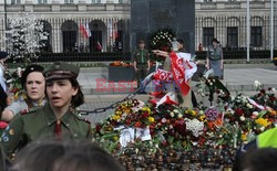 Uroczystości na lotnisku i przejazd konduktu z ciałem Prezydenta