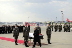 Uroczystości na lotnisku i przejazd konduktu z ciałem Prezydenta