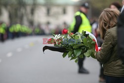 Uroczystości na lotnisku i przejazd konduktu z ciałem Prezydenta