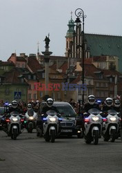 Uroczystości na lotnisku i przejazd konduktu z ciałem Prezydenta