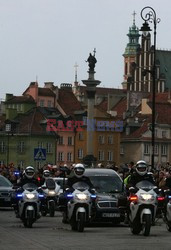 Uroczystości na lotnisku i przejazd konduktu z ciałem Prezydenta