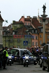 Uroczystości na lotnisku i przejazd konduktu z ciałem Prezydenta