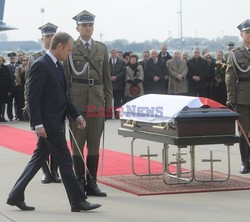 Uroczystości na lotnisku i przejazd konduktu z ciałem Prezydenta