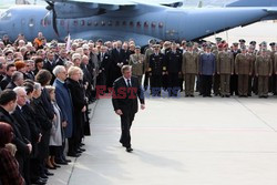 Uroczystości na lotnisku i przejazd konduktu z ciałem Prezydenta