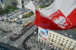 Uroczystości na lotnisku i przejazd konduktu z ciałem Prezydenta