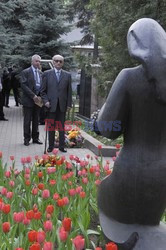 Bronisław Komorowski i Wojciech Jaruzelski na Cmentarzu Dońskim