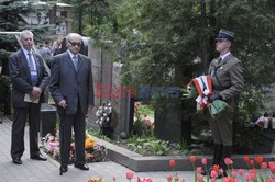 Bronisław Komorowski i Wojciech Jaruzelski na Cmentarzu Dońskim