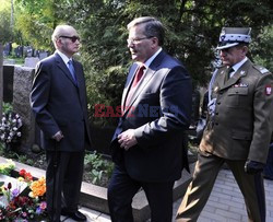 Bronisław Komorowski i Wojciech Jaruzelski na Cmentarzu Dońskim