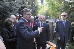 Bronisław Komorowski i Wojciech Jaruzelski na Cmentarzu Dońskim