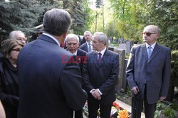 Bronisław Komorowski i Wojciech Jaruzelski na Cmentarzu Dońskim