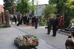 Bronisław Komorowski i Wojciech Jaruzelski na Cmentarzu Dońskim