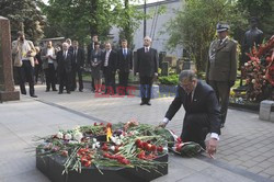 Bronisław Komorowski i Wojciech Jaruzelski na Cmentarzu Dońskim