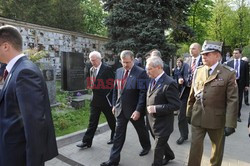 Bronisław Komorowski i Wojciech Jaruzelski na Cmentarzu Dońskim