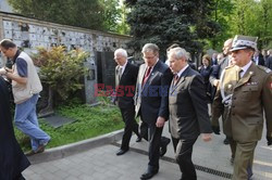 Bronisław Komorowski i Wojciech Jaruzelski na Cmentarzu Dońskim