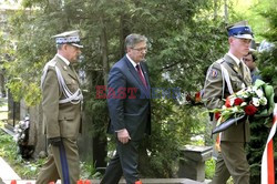 Bronisław Komorowski i Wojciech Jaruzelski na Cmentarzu Dońskim