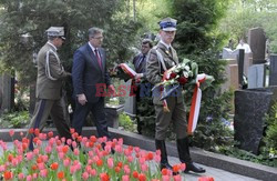 Bronisław Komorowski i Wojciech Jaruzelski na Cmentarzu Dońskim