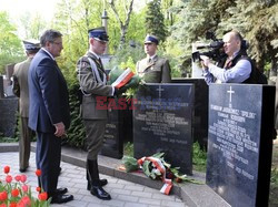 Bronisław Komorowski i Wojciech Jaruzelski na Cmentarzu Dońskim