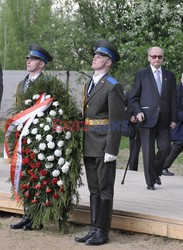 Bronisław Komorowski i Wojciech Jaruzelski na Cmentarzu Dońskim