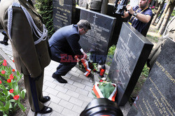 Bronisław Komorowski i Wojciech Jaruzelski na Cmentarzu Dońskim