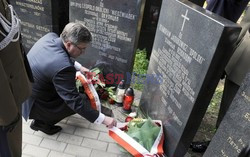 Bronisław Komorowski i Wojciech Jaruzelski na Cmentarzu Dońskim