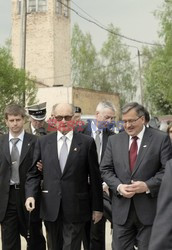 Bronisław Komorowski i Wojciech Jaruzelski na Cmentarzu Dońskim