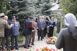 Bronisław Komorowski i Wojciech Jaruzelski na Cmentarzu Dońskim