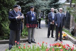 Bronisław Komorowski i Wojciech Jaruzelski na Cmentarzu Dońskim