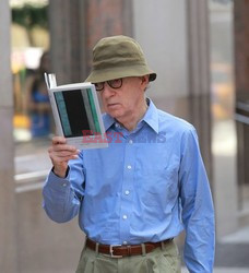 Woody Allen spaceruje z książką w ręku